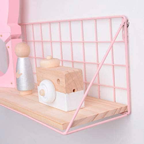 Estante rejado metálico de color rosa con base de madera