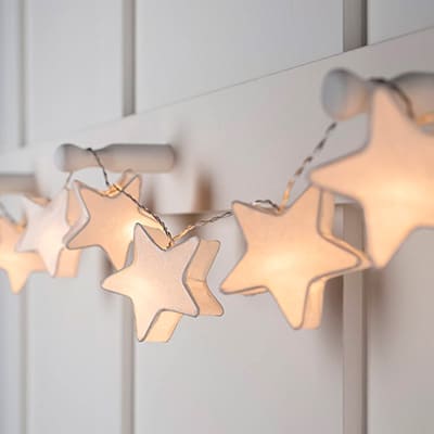 Decorado de luces en forma de estrellas blancas