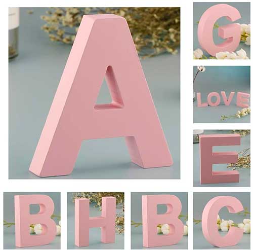 Letras grandes de madera de color rosa