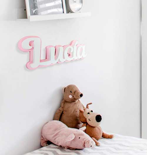 Decoración de pared con nombre de niña